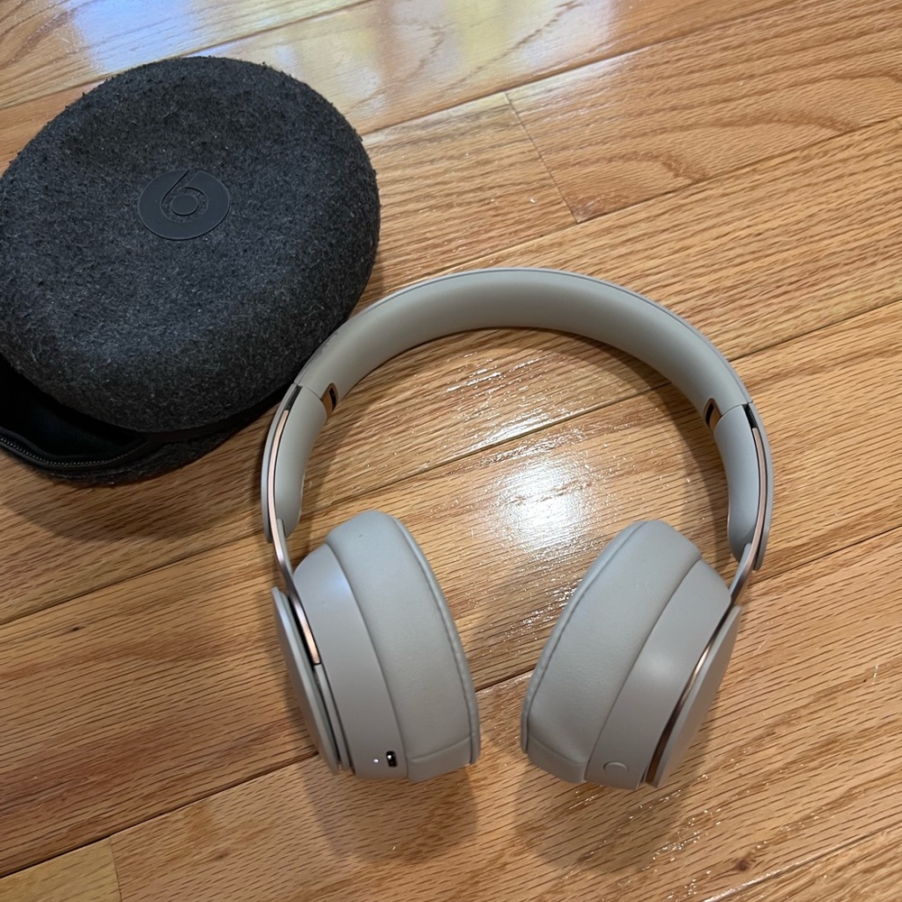 Beats solo3 Bluetooth headphones